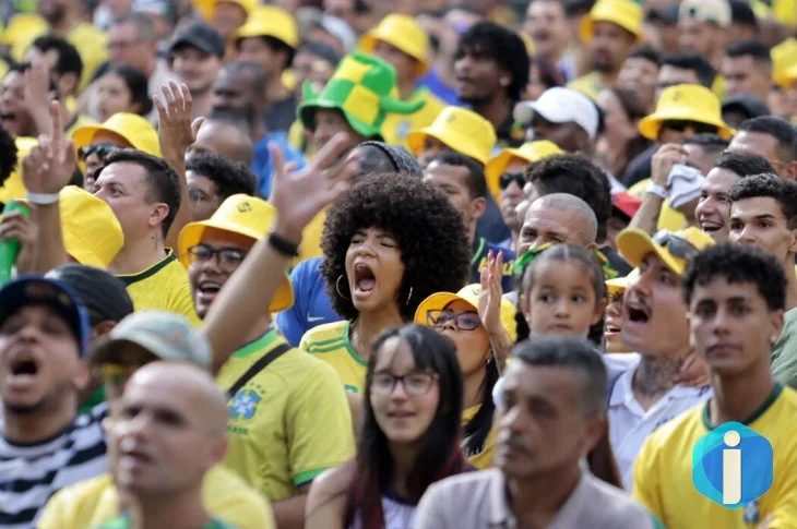 Torcedores se reúnem no centro de SP para assistir ao jogo do Brasil