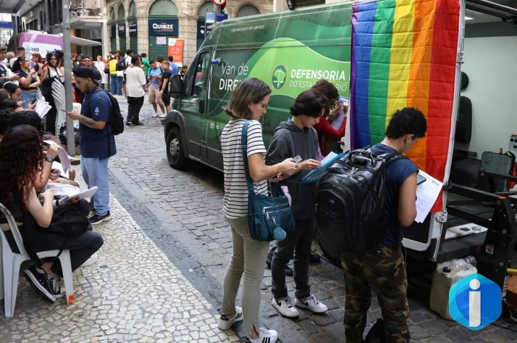 Transexuais e travestis fazem ato no RJ em defesa da democracia