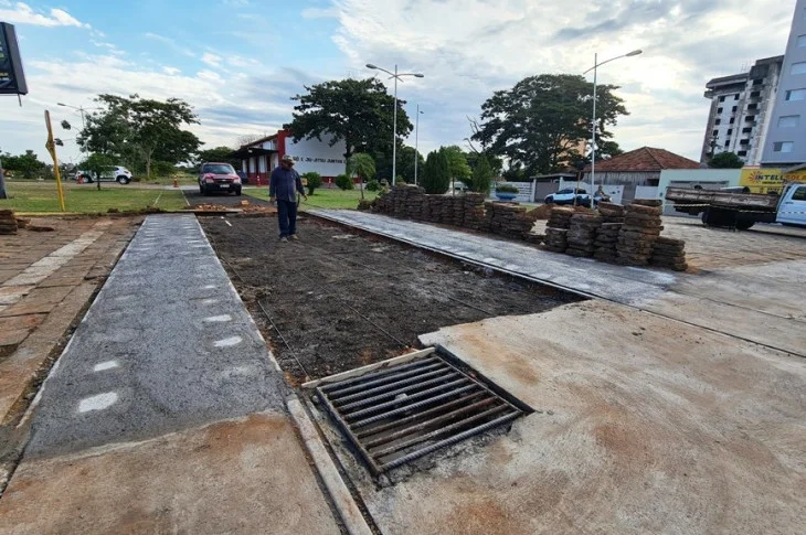 Travessa no centro de Presidente Venceslau recebe melhorias no pavimento e drenagem