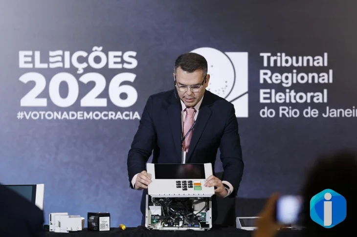 TRE-RJ abre urna para o público e defende segurança do voto eletrônico