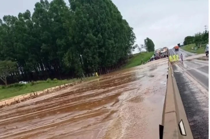 Trecho da Rodovia Raposo Tavares, em Caiuá, é liberado após interdição causada por alagamentos