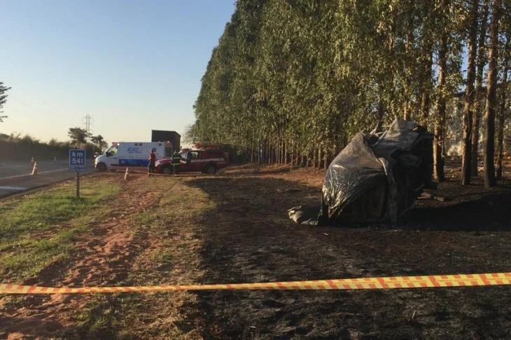 Três vítimas de acidente entre carreta e perua recebem alta de hospital; homem e criança seguem internados