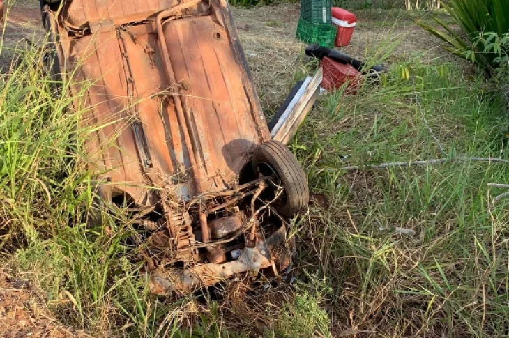Veículo capota na Vicinal da Aymoré próximo a Agrovila 3