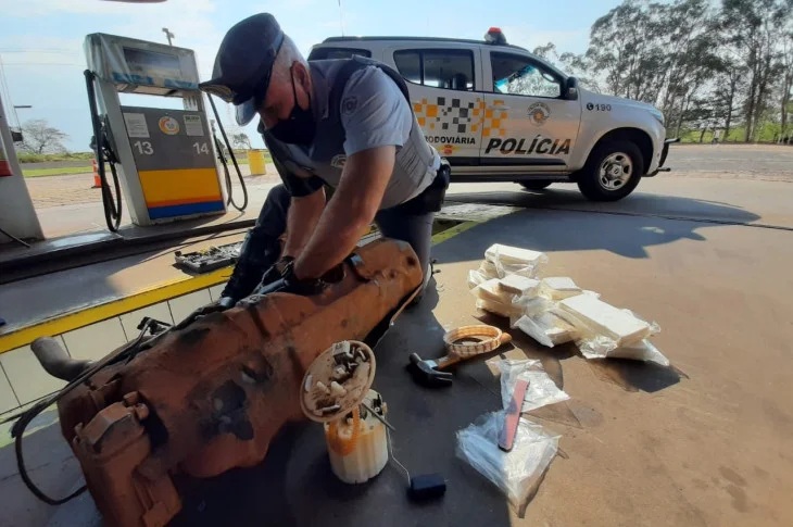 Veículo é flagrado com 30 quilos de cocaína na Raposo Tavares, em Venceslau; condutor é preso