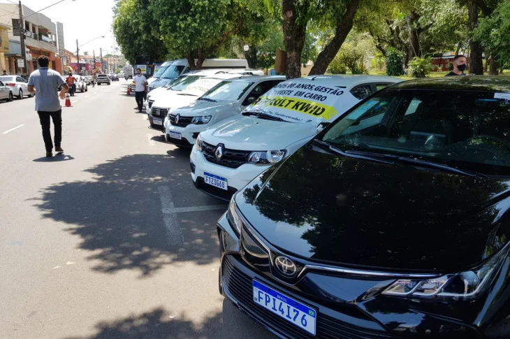 Veículos recebidos pela Prefeitura de Presidente Venceslau nos últimos 14 meses são expostos no centro