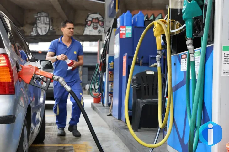 Vendas no comércio recuam 1,5% em abril, impactadas por combustíveis