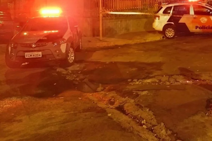 Vítima é baleada durante assalto; três homens são presos e um acaba morto em confronto com a polícia